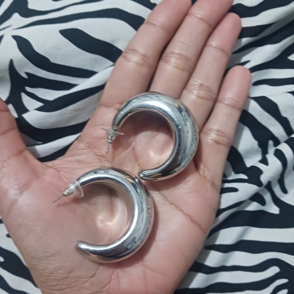 Women fashion silver thick medium hoop earrings - Picture 2 of 8